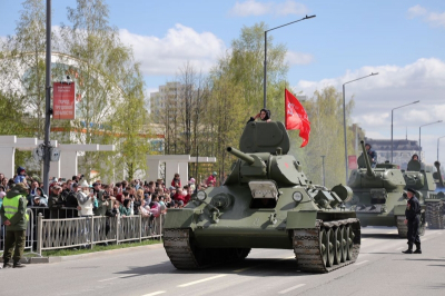 По &laquo;медной столице&raquo; Урала проехала военная техника: привезли даже истребитель