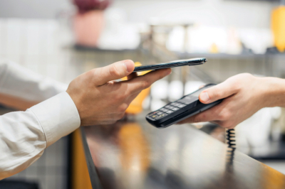 Мошенники научились превращать телефоны в банковские карты