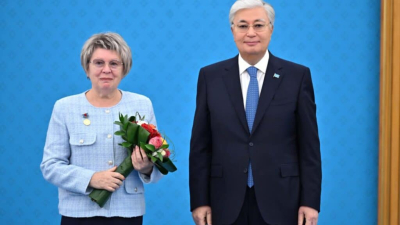 Токаев наградил учителей в честь праздника