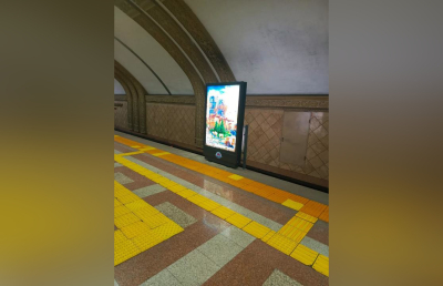 Новые ограждения в метро Алматы: защита и реклама в одном решении