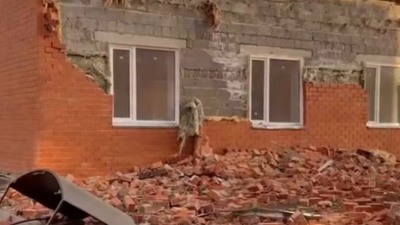 В Аксу облицовку дома сорвало ветром