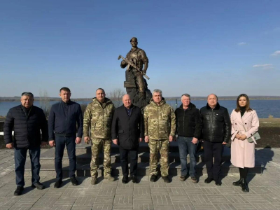 Делегация Татарстана возложила цветы к памятнику Герою России Сергею Чебнёву