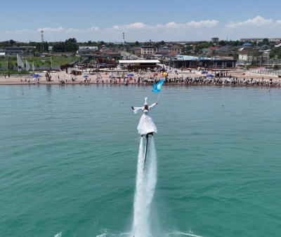 Flyboard и автопробег: красочное шоу устроили конаевцы в день госсимволов