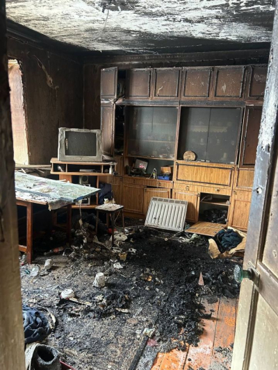 Виноват окурок: с пожара в квартире мужчину увезли в больницу