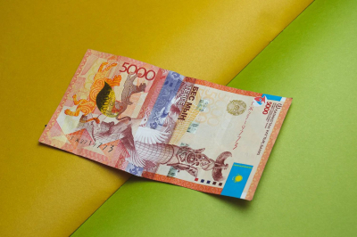 Средневзвешенный курс доллара на бирже составил 521,83 тенге