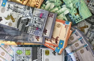 Тенге дешевеет: стоит ли покупать валюту сейчас?