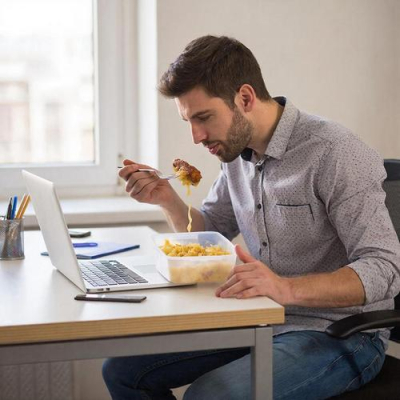 Всё больше россиян приносят в офис еду из дома в контейнерах