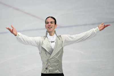 Гуменник сфотографировался с главным соперником на закрытии Олимпиады