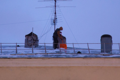 В Госдуме предложили усилить наказание для УК за сосульки на крышах