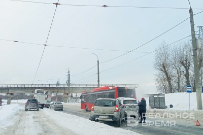 В Казани образовалась многокилометровая пробка из-за ДТП на перекрестке