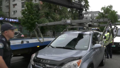 Любителей неправильно парковать авто начали массово наказывать в Алматы (видео)