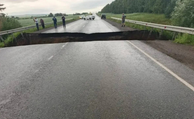 Дорогу Челны &mdash; Сарманово перекрыли из-за размыва покрытия после дождей
