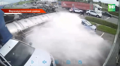 Опрокинувшийся молоковоз раздавил три машины на въезде в Казань, пешеход чудом спасся - видео