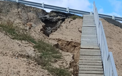 Народный репортер. На новой дороге размывает асфальт и обочину